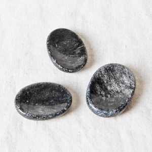 Feng Shui & Fairy Style Pulgar de cristal pulido Silver Sheen obsidiana Piedra preciosa curativa semipreciosa para Palm Worry Crystal Stone - Product Image 3