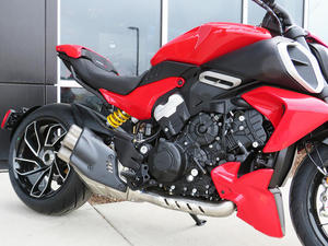 Nouvelles motos Ducati Diavel V4 Performances 2025 – Ventes authentiques - Product Image 2