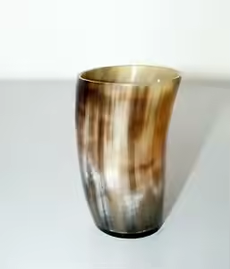 Vaso de cuerno Premium con acabado natural, sin BPA y sostenible por artesanía de media luna - Product Image 3