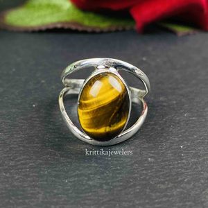 Anillo Unisex Clásico Hecho a Mano en Plata de Ley 925 con Piedra de Ojo de Tigre en Engaste de Bisel con Corte Ovalado para Regalos de Boda, Aniversario o Fiesta - Product Image 1