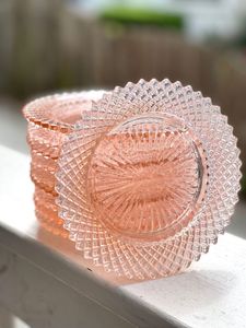 Plato de vidrio puro con diseño en relieve floral adecuado para colecciones de vajilla de inspiración vintage u ocasión romántica - Product Image 5