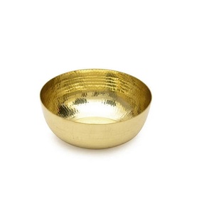 Bol de service durable en acier inoxydable avec texture martelée et finition dorée idéal pour les réglages de table - Product Image 1