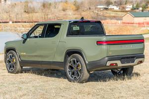 LUXURY RIDE 2022 Edición R1T, Cuatro Motores, Tracción en las Cuatro Ruedas, Batería Grande de Color Verde - Product Image 3