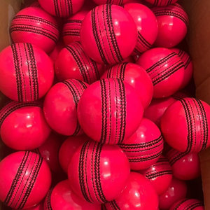Pelotas de críquet duras de colores y tamaño personalizado de alta calidad cosidas a mano de cuero de marca oficial del fabricante al por mayor SI - Product Image 2