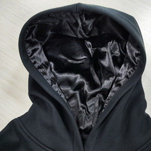Sweat à capuche doublé en satin avec doublure en soie satin intérieur teint uni pour l'hiver - Product Image 1