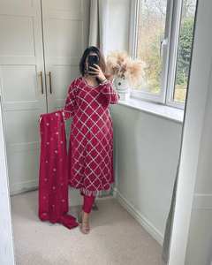 Conjunto de Top, Pantalón y Dupatta de Georgette Sintético de Lujo con Bordado de Lentejuelas y Trabajo de Seda Romana para Mujer, Ideal para Fiestas y Bodas, Estilo Indio-Pakistaní - Product Image 2