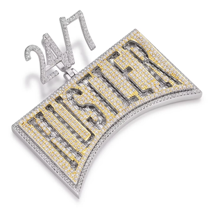 จี้เพชรโมอิสซาไนต์ทรงกลมเจียระไนแบบบริลเลียนท์ ดีไซน์หรูหรา ประดับเพชรเต็มตัว  ทำจากเงินแท้ 925 ชุบทอง 14k และโรเดียม สำหรับงานปาร์ตี้  24/7 Hustler VVS - Product Image 1