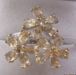แหวนซิทรินธรรมชาติสำหรับผู้หญิงจาก Shah Gems เงินแท้ 925 ชุบทองคำขาวและทองคำ ดีไซน์ทันสมัย เหมาะสำหรับใส่ในโอกาสต่างๆ หรือเป็นของขวัญสำหรับคนรักในวันแต่งงาน - Product Image 1