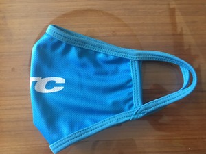 Masque facial réutilisable personnalisable avec nouveau design Accessoires de mode en tissu personnalisable avec broderie de logo personnalisé à la mode - Product Image 2