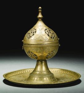 Brûleur d'encens en laiton doré antique avec des motifs détaillés parfait pour la relaxation de méditation et l'aromathérapie dans les salles de prière - Product Image 1