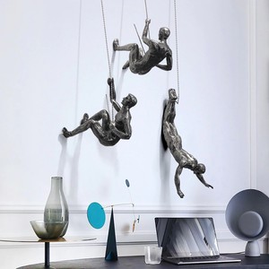 Sculpture antique imitation moderne polie de 3 hommes suspendus sur mur vintage pour la décoration intérieure - Product Image 1