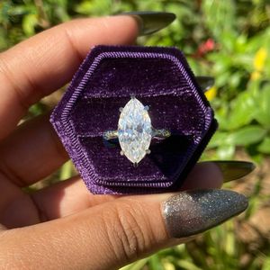 Anillo de bodas con corte Marquesa de 3,86 CT, anillo de acento oculto de moissanita incolora, anillo de compromiso de oro blanco sólido de 18 quilates para ella - Product Image 2