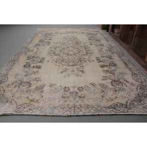 พรมตุรกีโบราณ5.4 x 9.3ft เบจเทาสานด้วยผ้าขนสัตว์แบบสานมีลวดลายปะติดสำหรับตกแต่งห้องนั่งเล่นห้องโถงยางพาราด้านหลัง - Product Image 2