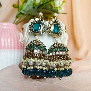Boucles d'oreilles Jhumka traditionnelles en pierre verte et perles, bijoux de mariée Kundan Polki pour femmes, perles, cadeau pour femmes - Product Image 1