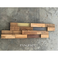 Panneau mural insonorisant en bois de teck recyclé, design géométrique moderne, tons naturels mélangés, revêtement rustique artisanal pour appartement