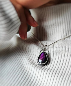 Adorable pendentif en Labradorite violet foncé élégant en forme de poire fait à la main en argent sterling unisexe bijoux cadeau Design unique coupe ovale - Product Image 3