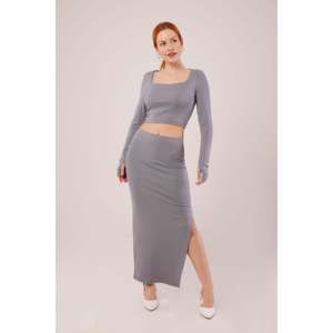 Conjunto de Dos Piezas Lustrin para Mujer, Blusa Gris con Cuello Cuadrado y Mezcla de Viscosa, y Falda Maxi con Detalle de Abertura Lateral, para Venta al Por Mayor - Product Image 2