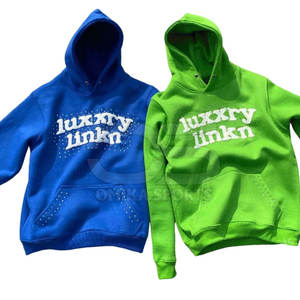 Sweat à capuche en coton mélangé à imprimé bouffant pour hommes Design tendance de lettres surélevées et ourlet côtelé pour un look urbain moderne - Product Image 1