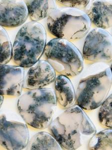 Lote de piedras preciosas sueltas de cabujón de ágata de musgo Natural de grado AAA para la fabricación de joyas con formas y tamaños mixtos ASHU GEMS de Rajasthan - Product Image 2