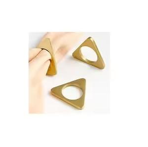 Servilletero o servilletero de latón de forma triangular disponible Diseño moderno disponible al precio más bajo para restaurantes y bares - Product Image 1