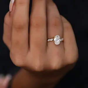 แหวนหมั้นเพชรทรงรีสังเคราะห์จากธรรมชาติ ประดับด้วยเพชรทรงมาร์ควิสด้านข้าง บนตัวเรือนเงินสเตอร์ลิงและทองคำ ความใสระดับ VS1 - Product Image 1