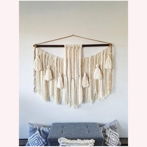 Fabriqué à la main 1ft x 2.5ft Boho Yarn Wall Hanging Modern Minimalist Macramé-Inspired Home Decor in Grey and White - Product Image 2