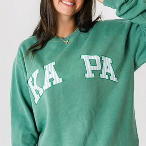 Sudadera con cuello redondo y apliques de la hermandad Sorority Puff - Ropa universitaria verde de invierno para mujer con diseño frontal - Product Image 4