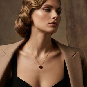 Collar con Colgante de Corazón Marrón Rechazado de la Colección Hearts Club, con Relleno de Oro y Cierre Magnético - Product Image 2