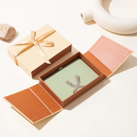 Boîte cadeau magnétique de luxe personnalisée en forme de livre en papier d'art, avec revêtement UV, gaufrage, ruban et tiroir intérieur pour emballage de cosmétiques et bijoux