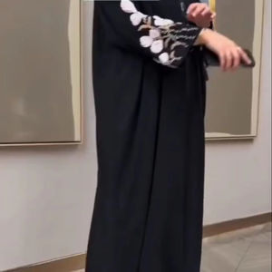 Abaya élégante pour femmes de qualité supérieure tenue de cérémonie traditionnelle de Dubaï avec manches florales brodées à la main tissu respirant pour les musulmans - Product Image 1