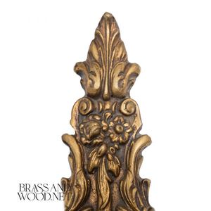 Aplique de pared de latón macizo antiguo con diseño de doble brazo, pantallas de vidrio grabadas y detalles ornamentados para interiores de lujo clásicos - Product Image 4