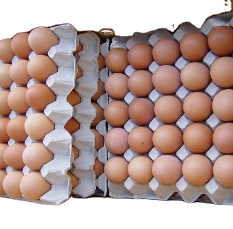 Белые и коричневые куриные яйца, свежие настольные яйца