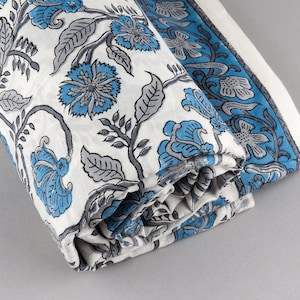 น้ำและนกพิราบสีฟ้า