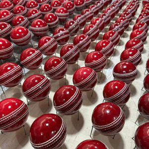 Pelota de críquet de alta calidad al por mayor, personalizada en color, con los mejores diseños de logotipos, pelota dura para deportes de críquet, hecha en Pakistán. - Product Image 4