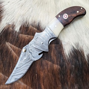 Navaja Plegable de Acero de Damasco Hecha a Mano Personalizada, Navaja de Bolsillo para Camping OEM con Funda de Cuero - Product Image 1