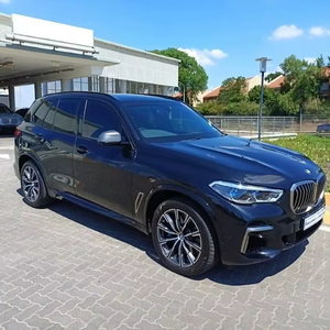 BMW X5 M50i 2022 d'occasion, 8 cylindres, boîte automatique 6 vitesses, SUV, conduite à droite/à gauche, intérieur foncé, sièges en cuir, toit ouvrant, caméra de recul, pneus R17 - Product Image 2