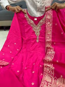 Vestido Anarkali de Calidad de Exportación India, Conjunto de 3 Piezas Kurti, Seda Banarasi con Trabajo a Mano, Vestido Anarkali Listo para Usar para Fiestas - Product Image 6