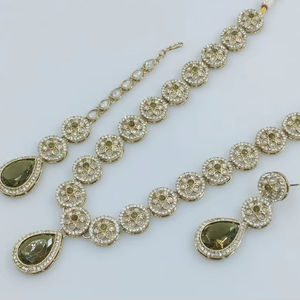 Colgante con forma de flor elegante nuevo diseño chapado en oro perla tradicional y Kundan tachonado collar largo pendiente Mangtika JewellerySet - Product Image 1