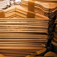 Cintre inspirant en bois massif pour enfants, adultes et bébés pour armoire Matériau en fer et métal