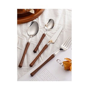 Ensemble de couverts légers en acier inoxydable avec manche en bois, conçu pour une manipulation facile lors des repas, des collations et des rassemblements - Product Image 1