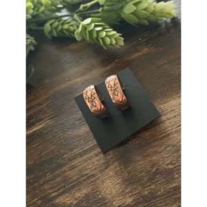 ต่างหูแบบห่วง Felicia Antonia รุ่น Copper Post Hoop รูปทรงเรขาคณิต สไตล์วินเทจ ประดับด้วยเทอร์ควอยซ์ มุก และเพชรซิร์คอน ชุบทองคำขาวและโรเดียม เหมาะสำหรับเป็นของขวัญ - Product Image 3
