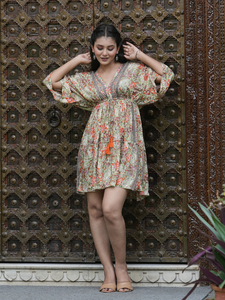 Robe décontractée en polyester à imprimé floral vert pour femmes avec col en V et manches chauve-souris, style doux et confortable à porter en plusieurs couches - Product Image 4