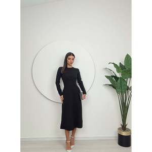 Vestido Midi Negro Elegante para Mujer missJANELL con Pliegues en el Pecho, Hecho de Tela Doble Atlas de Poliéster y Elastano para Uso Casual o Formal - Product Image 2