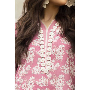 ชุดสูทผ้าลอนพิมพ์ลาย 3 ชิ้นสำหรับผู้หญิง พร้อมผ้าคลุมไหล่ รุ่น SD-52161 - Product Image 3