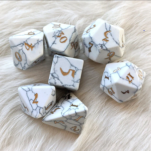 Dés en pierre de haute qualité, howlite, cristal naturel, pierres de guérison reiki, pierres gravées, ensemble de dés personnalisés, cristal viking - Product Image 3