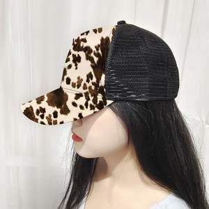Gorro de Béisbol de Cuero Vacuno Premium - Gorra con Estampado Animal de Piel de Vaca Real, Correa Ajustable para Hombre y Mujer - Estilo Occidental Marrón - Product Image 2