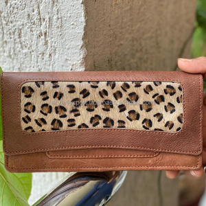 Pochette en cuir de vache véritable, sacoche pour femme, disponible en marron foncé, en fourrure de vache - Product Image 3