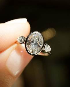 Bague de fiançailles à trois pierres en diamant de laboratoire taille ovale 2,20 CTW, sertie clos en or blanc, design classique pour les fêtes - Product Image 2