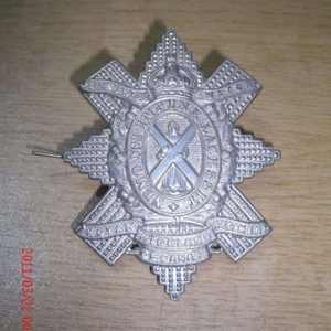 Ceci est un insigne de casquette en métal blanc de grade inférieur au grade de sergent de la 4e/5e Royal Scots Territorial Arm. - Product Image 4