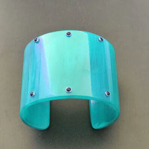 Brazalete Ecológico de Cuerno de Búfalo/Vaca Pulido con Amor Animal y Ángel &amp;   Letras Hechas a Mano Modernas en India - Product Image 1